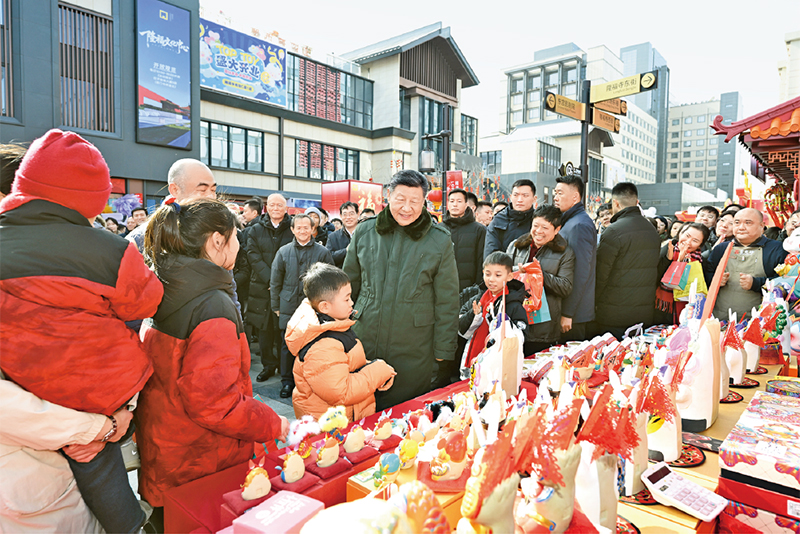 2026年2月9日至10日，中共中央总书记、国家主席、中央军委主席习近平在北京考察并看望慰问基层干部群众。这是10日上午，习近平在东城区隆福寺街区新春市集考察时，同现场群众亲切交流。