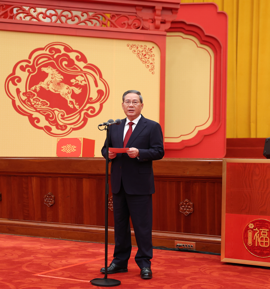 2月14日，中共中央、国务院在北京人民大会堂举行2026年春节团拜会。国务院总理李强主持团拜会。